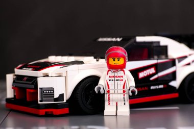 Tambov, Rusya Federasyonu - 25 Haziran 2020 Lego Nissan GT-R NISMO şoförü minifiki LEGO Speed Champions. Siyah arkaplan.