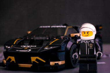 Tambov, Rusya Federasyonu - 25 Haziran 2020 Lego Lamborghini Huracan Süper Trofeo EVO arabası ve sürücüsü LEGO Speed Champions.