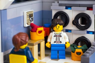 Tambov, Rusya Federasyonu - 22 Ekim 2019 Lego ev hanımı çamaşırhanede minyatür figür.