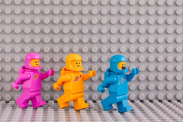 Тамбов Российская Федерация Июня 2020 Года Три Минифигурки Астронавта Lego — стоковое фото