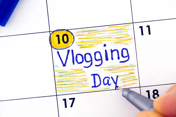 Vrouw Vingers Met Pen Schrijven Herinnering Vlogging Dag Kalender Augustus — Stockfoto