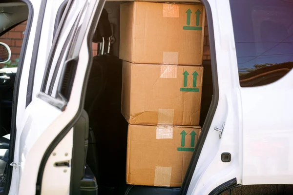 Pilha Caixas Papelão Banco Trás Carro — Fotografia de Stock