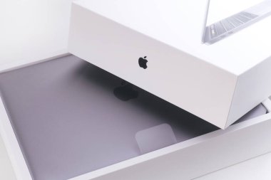 Tambov, Rusya Federasyonu - 9 Temmuz 2020 MacBook Pro ile açık kutu. Stüdyo çekimi.