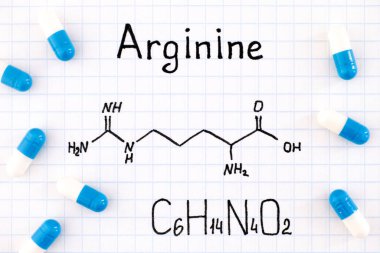 Arginine 'in kimyasal formülü ve birkaç hap. Yakın plan..