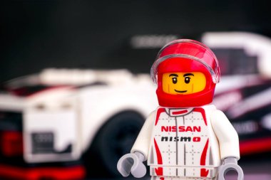 Tambov, Rusya Federasyonu - 25 Haziran 2020 Lego Nissan GT-R NISMO pilotu LEGO Speed Champions tarafından arabasına karşı minimalist. Yakın plan.. 