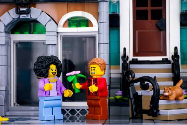 Tambov, Rusya Federasyonu - 26 Haziran 2020 Lego adam sokakta kız arkadaşına bir çiçek verdi. Stüdyo çekimi.