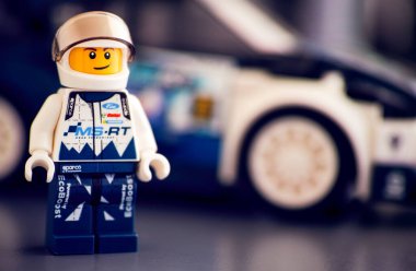 Tambov, Rusya Federasyonu - 18 Ekim 2019 Lego Ford Fiesta M-Sport WRC pilotu LEGO Speed Champions tarafından arabasına karşı minimalli figür. Stüdyo çekimi.