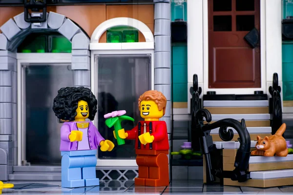 Tambow Russische Föderation Juni 2020 Lego Mann Schenkt Seiner Freundin — Stockfoto