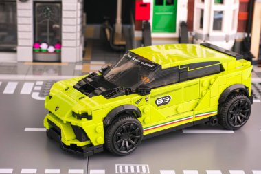 Tambov, Rusya Federasyonu - 24 Haziran 2020 Lego Lamborghini Urus ST-X arabası LEGO Speed Champions tarafından şehir yolunda. Stüdyo çekimi.