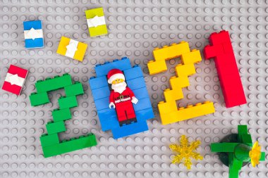 Tambov, Rusya Federasyonu - 26 Ağustos 2020 Noel Baba 'lı Lego tuğlaları, hediyeler ve gri tabanlı Noel ağacı 2021.