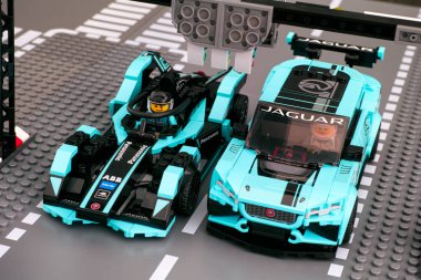 Tambov, Rusya Federasyonu - 19 Şubat 2020 Lego Jaguar I-PACE eTROPHY ve Formula E Panasonic Jaguar Yarış Gen2 yarış arabaları LEGO Speed Champions başlangıç çizgisinde. 
