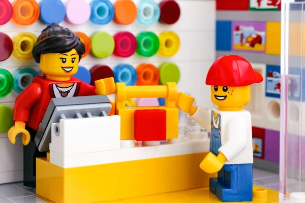 Tambow Russische Föderation Juni 2020 Kind Kauft Lego Spielzeug Lego — Stockfoto