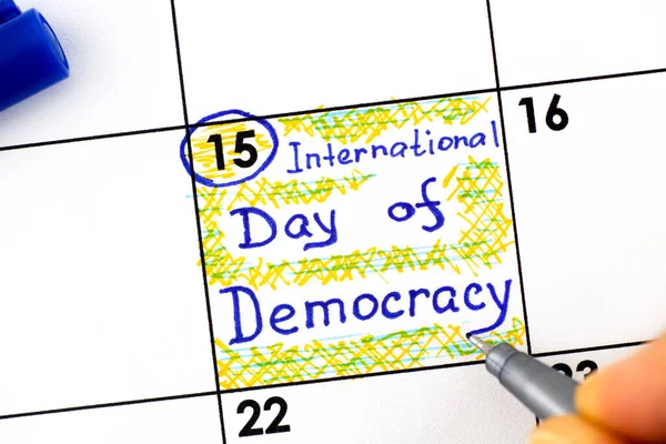 Женские Пальцы Ручкой Напоминают Международный День Демократии Календаре Сентября — стоковое фото