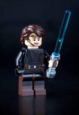 Tambov, Rusya Federasyonu - 21 Haziran 2014 Lego Anakin Skywalker Minifigürü siyah arka planda ışın kılıcı ile. Stüdyo çekimi.