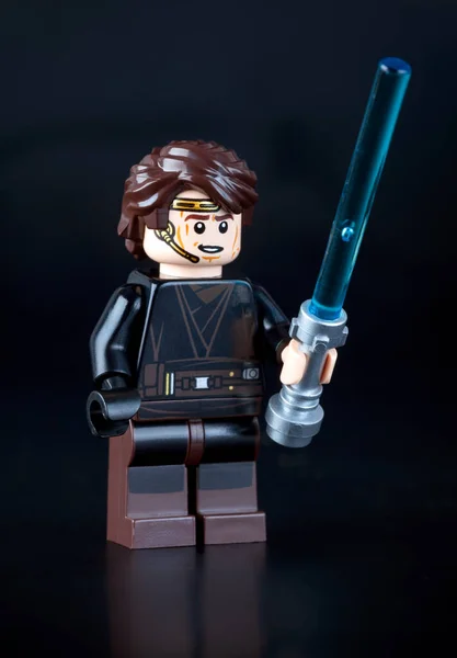 俄罗斯联邦坦波夫 2014年6月21日Lego Anakin Skywalker Minifigure 背景为黑色的光剑 工作室拍摄 — 图库照片