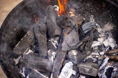 Izgarada kömür yakmak. Yakın plan..