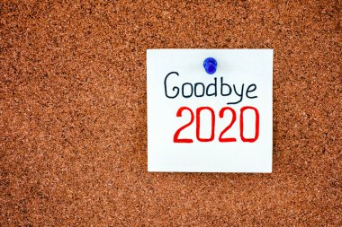 Kağıt üzerinde kelimeler Elveda mantar tahtada 2020.