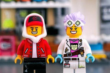 Tambov, Rusya Federasyonu - 18 Eylül 2019 Lego Gizli Taraf seti. İki Lego minyatürü, Hayalet Laboratuvarı 'nda Jack David ve J.B. Stüdyo çekimi.