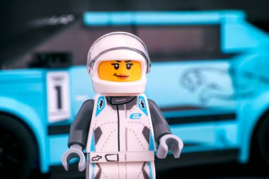 Tambov, Rusya Federasyonu - 19 Şubat 2020 Lego Jaguar I-PACE eTROPHY sürücü figürü LEGO Speed Champions tarafından arka planda arabası ile. Stüdyo çekimi.