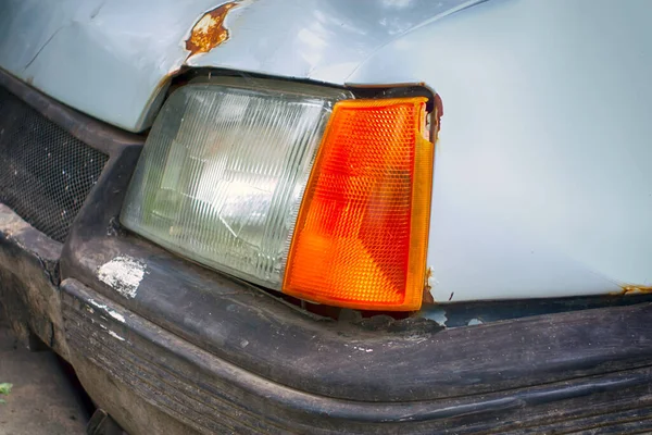 Close Van Linker Koplamp Van Oude Roestige Kapotte Auto — Stockfoto