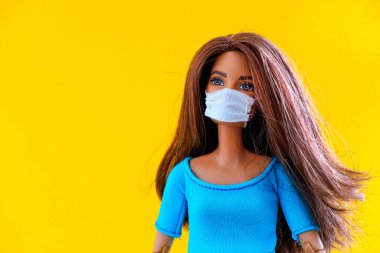 Tambov, Rusya Federasyonu - 12 Haziran 2020 Tıbbi maskeli esmer Barbie bebek portresi.