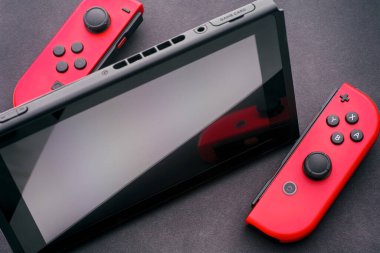 Tambov, Rusya Federasyonu - 27 Aralık 2019 iki Joy-Con ile Nintendo Switch video oyun konsolu. Siyah arkaplan.