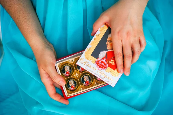 Tambov Rusya Federasyonu Şubat 2020 Kadın Mozart Şekerleriyle Kutuyu Açıyor — Stok fotoğraf