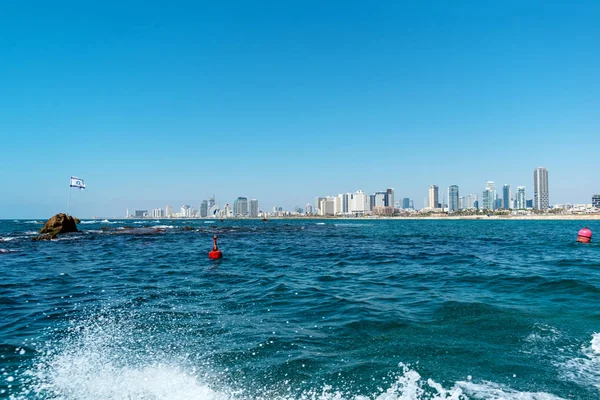 Israël vlag op de stenen van Andromeda in de Middellandse Zee — Stockfoto