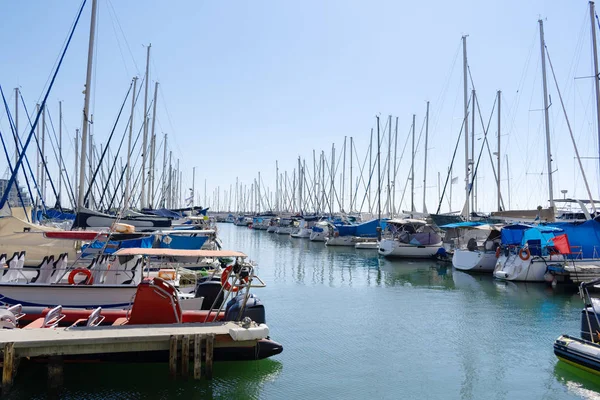 Barca a vela porto molti yacht a vela nel porto di mare — Foto Stock