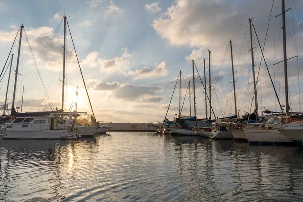 Gruppo di yacht e barche nel porto turistico — Foto Stock