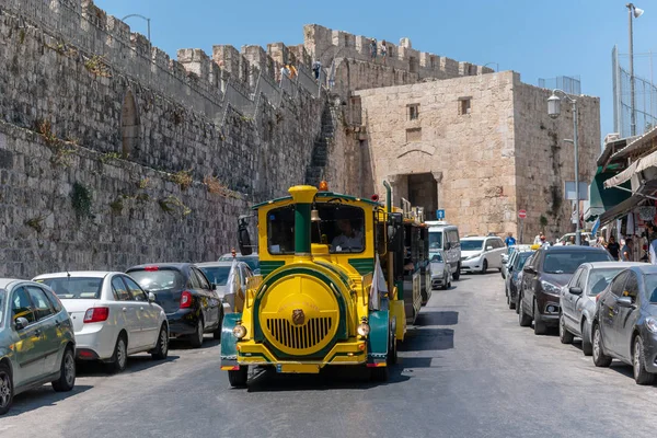 Pociąg turystyczny na ulicach starego miasta w Jerozolimie — Zdjęcie stockowe
