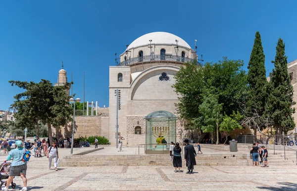 Menora im Hintergrund der Synagoge hurva von jerusalem — Stockfoto