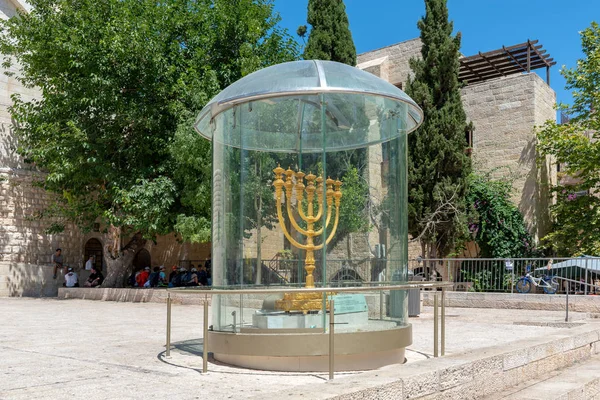 Die goldene menorah im jüdischen viertel der jerusalem altstadt — Stockfoto