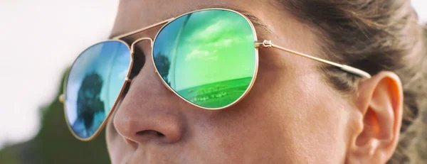 Meisje Met Pilot Zonnebril Het Strand Met Reflectie Panoramafoto Stockafbeelding