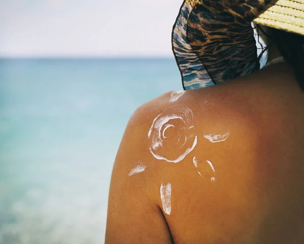 Playa Soleada Océano Mujer Joven Con Sombrero Crema Solar —  Fotos de Stock