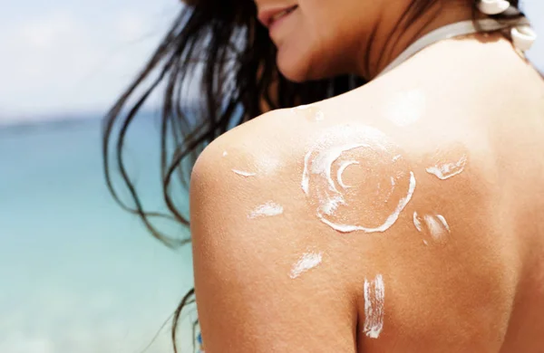 Mujer Playa Traje Baño Crema Solar Forma Sol —  Fotos de Stock