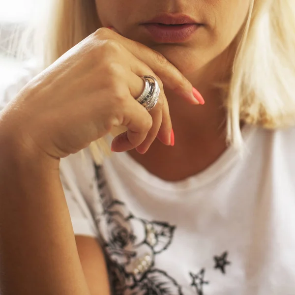 Hermosa Chica Rubia Con Anillos Dedo —  Fotos de Stock