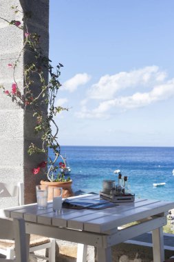 Yunan restoranı, gıda taverna ve caffe, yaz aylarında plaj yukarıda