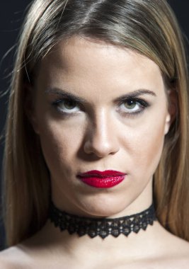 Siyah tekstil gerdanlık dantel yaka kolye ile kız