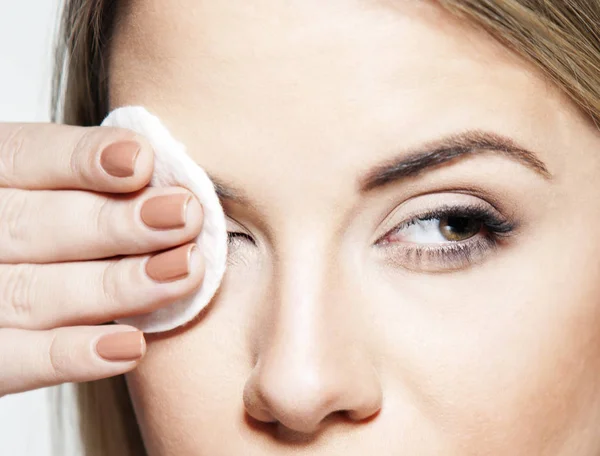 Removing make up — Stock Photo, Image