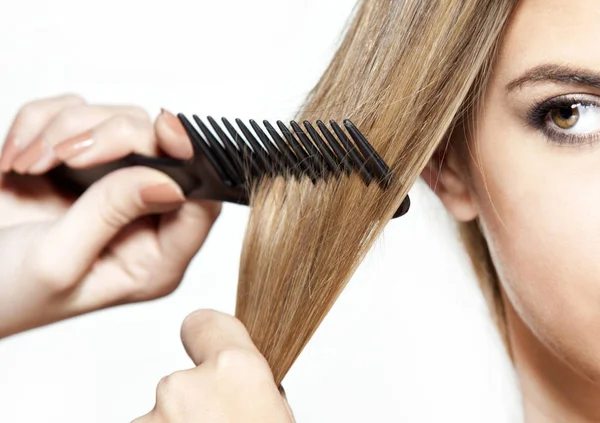 Расчесывание волос, женщина — стоковое фото