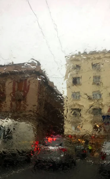Kilátás Szélvédőn Keresztül Esőcseppek Egy Város Pasztell Színekben Mobil Állomány — Stock Fotó