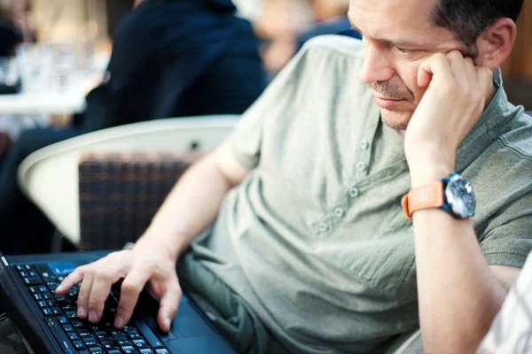 Young Man Using Laptop Cafe Outdoors Soft Focus — Stock Photo, Image