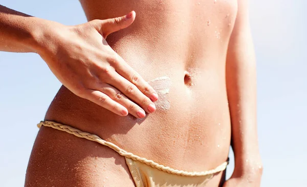 Mujer Aplicando Crema Bronceadora Traje Baño Playa —  Fotos de Stock