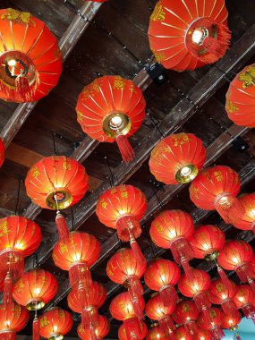 Ahşap tavan üzerinde Çince fenerler.