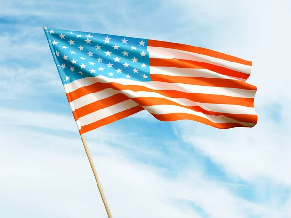 Размахивание флагом США на фоне неба — стоковое фото