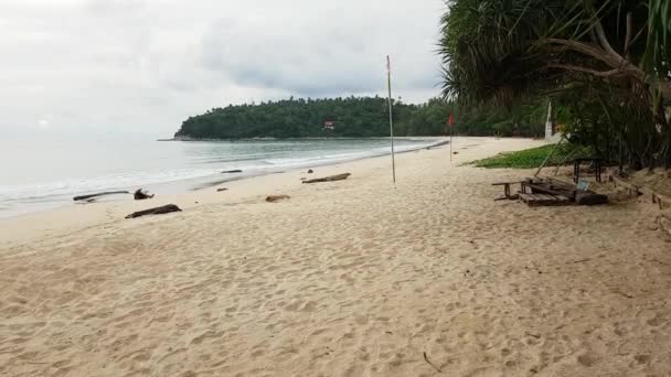 Lege Kata Beach in Thailand gesloten vanwege inham 19 — Stockvideo
