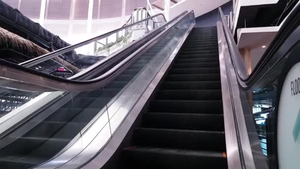 Moderna escada rolante no shopping se move para cima — Vídeo de Stock
