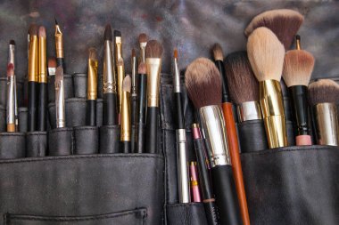 Profesyonel makyaj fırça ile deri kapağı ayarla