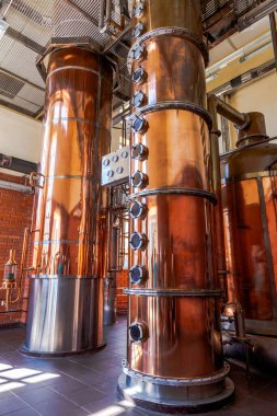 Alkol damıtılması için bakır damıtma küpü tasarlandı. Konyak fabrikası Shabo, Ukrayna.